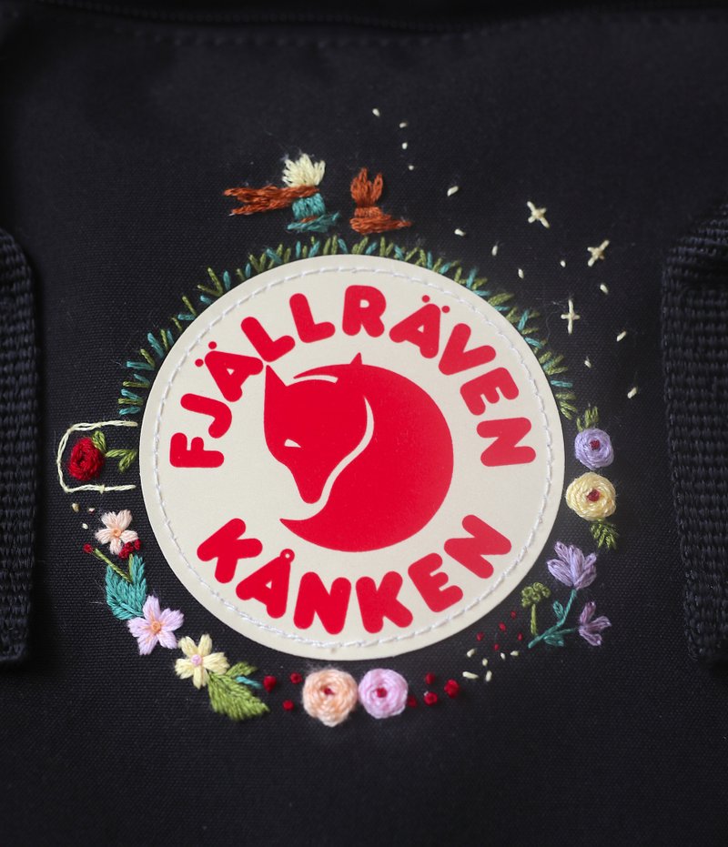 小王子與狐狸 臘梅 銀蓮花花圈-----kanken全黑色包--手工刺繡 - 後背包/背包/書包 - 防水材質 黑色