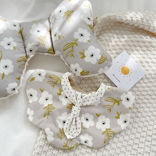 梨安舞兜小裁縫 手作彌月禮盒 日本大和花卉 彌月禮盒兩件組 蝴蝶枕 圍兜 嬰兒禮物 滿月禮