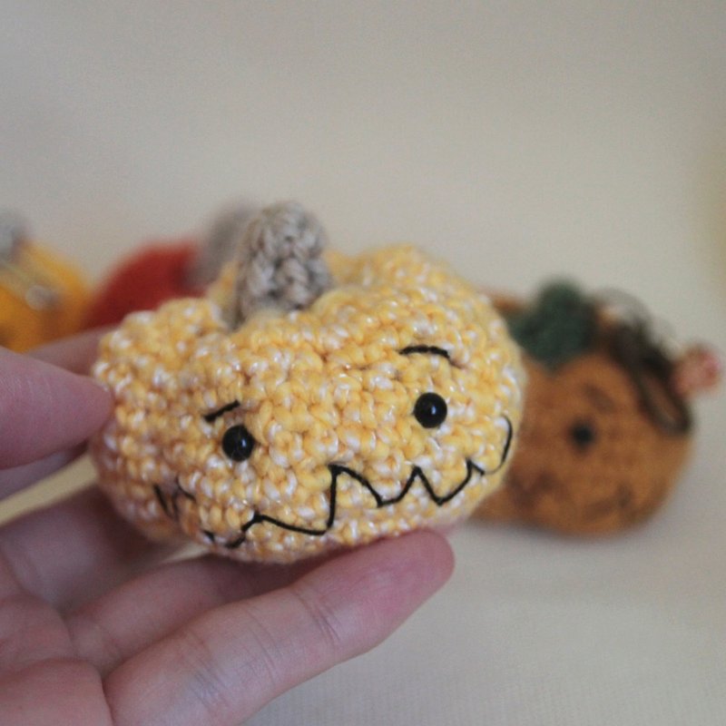 Handmade Wool Halloween Hand Crochet Halloween Pumpkin Keychain - พวงกุญแจ - วัสดุอื่นๆ หลากหลายสี