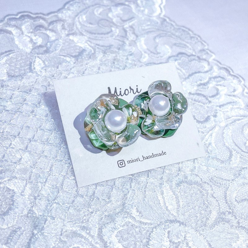 Five-petal flower gray-green UV resin earrings - Earrings & Clip-ons - Resin Green