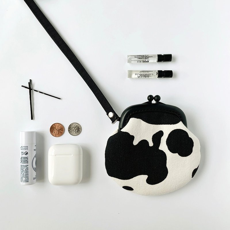 Hum Hum Cow in the Zoo/ Coin Purse with Plastic Mouth/Neck/Clutch - กระเป๋าใส่เหรียญ - ผ้าฝ้าย/ผ้าลินิน สีดำ