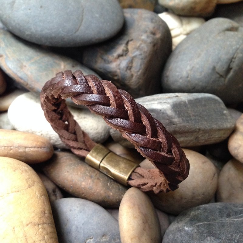 Brown Weave Leather Bracelet with Antique Brass Clasp - 手鍊/手環 - 真皮 咖啡色