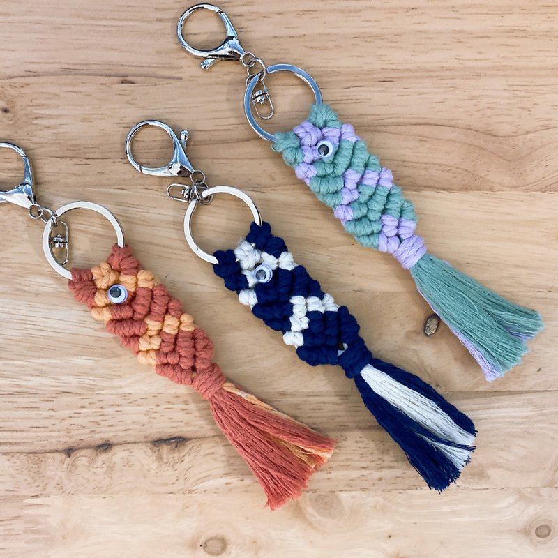 macrame fish fish swim two-color hand-woven key ring【Rainbow Lif - ที่ห้อยกุญแจ - ผ้าฝ้าย/ผ้าลินิน หลากหลายสี