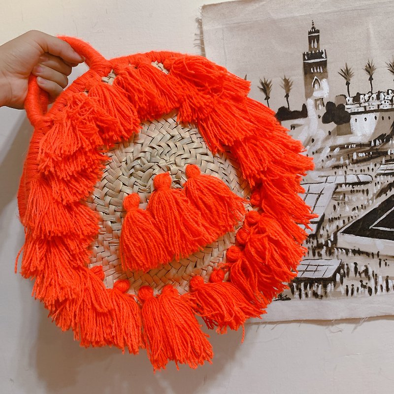 Moroccan date palm hand-woven bag with fringed basket of small blood oranges - กระเป๋าถือ - วัสดุอีโค สีส้ม