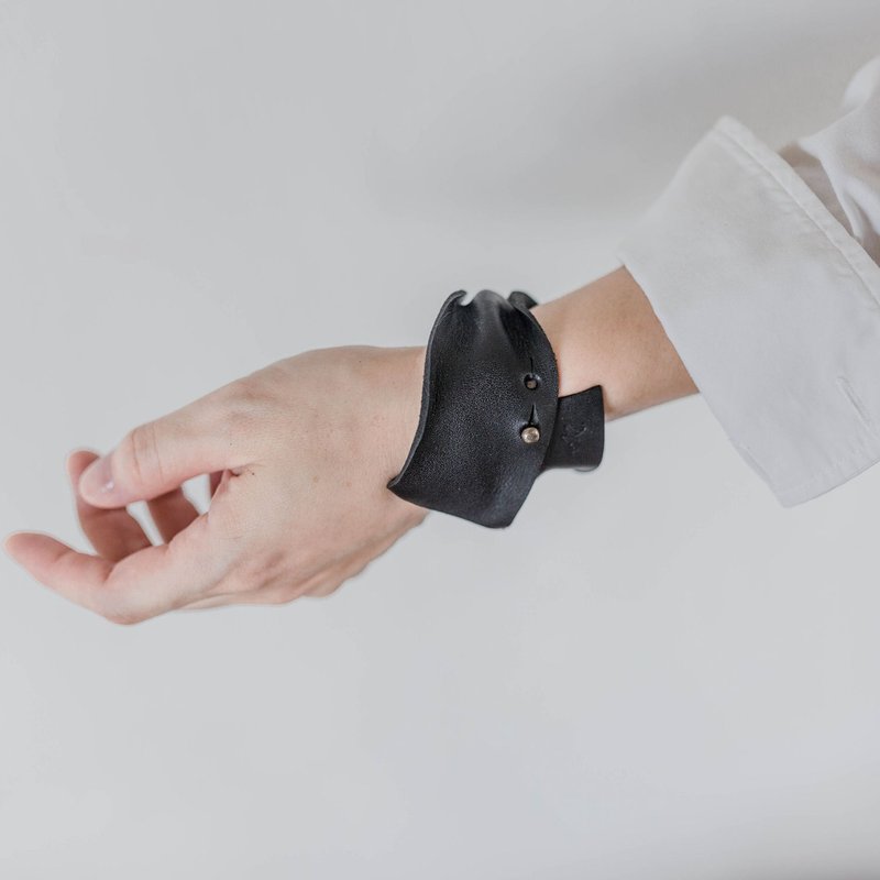 Vintage black leather/wrist coat - สร้อยข้อมือ - หนังแท้ สีดำ