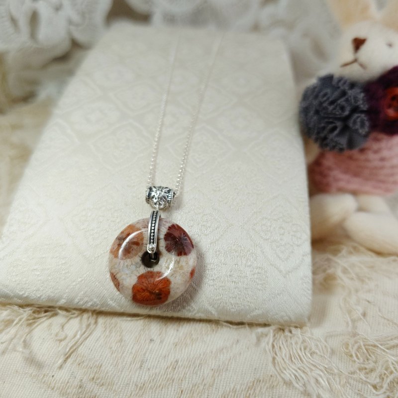 項鍊 三彩 珊瑚玉 菊花玉 特殊花紋 雙面皆可戴 平安扣 925銀飾 - 項鍊 - 半寶石 