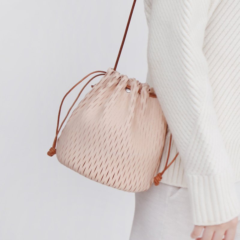 Small hand-woven vegetable tanned leather shoulder retro Messenger bucket bag female casual bag - กระเป๋าแมสเซนเจอร์ - หนังแท้ 