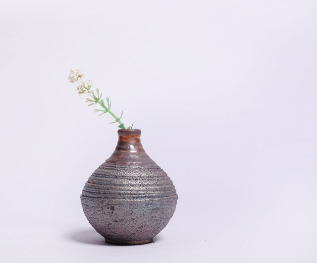 明雅窯 l 薪焼志野黒土花器 丸型 H2 - ショップ Bardur ceramics 花瓶
