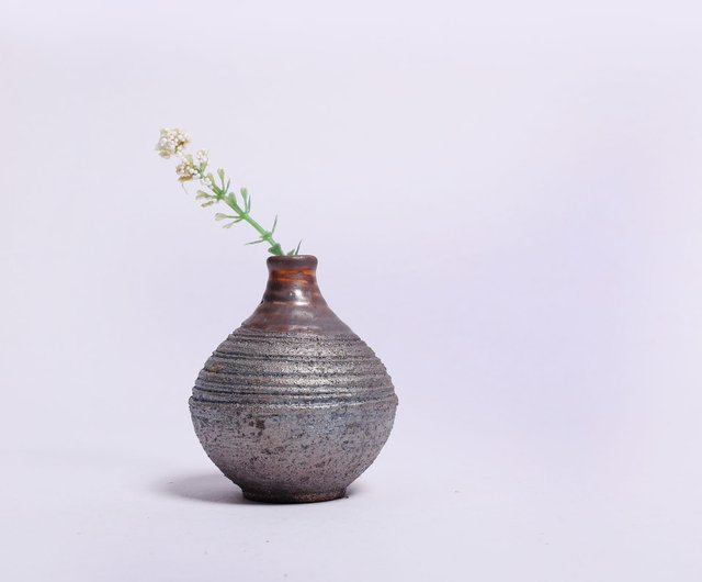 明雅窯 l 薪焼志野黒土花器 丸型 H2 - ショップ Bardur ceramics