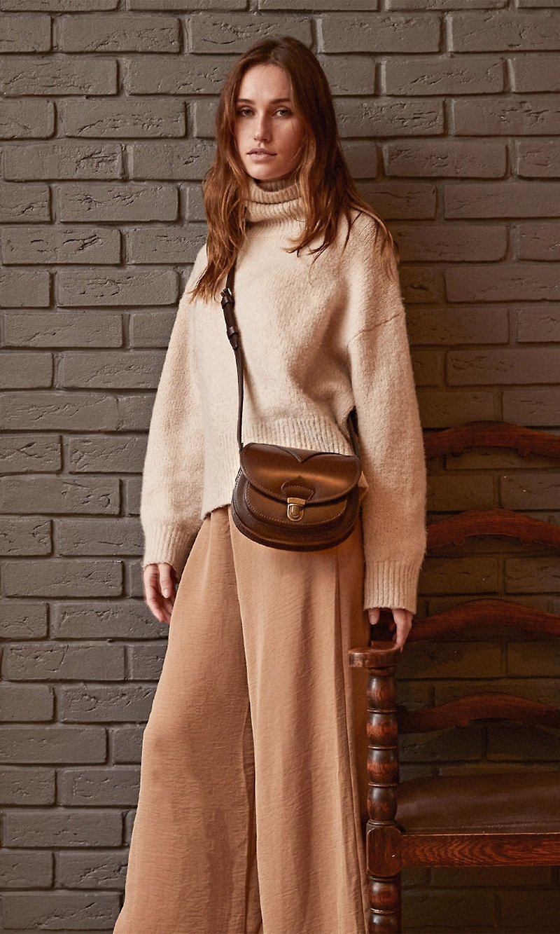 Monita handmade leather arc shoulder bag brown - กระเป๋าแมสเซนเจอร์ - หนังแท้ สีนำ้ตาล