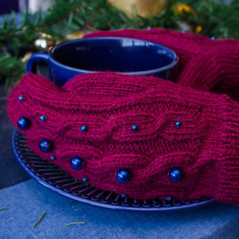 青いビーズで飾られた暗赤色のミトン。手編み。 - 手袋 - ウール レッド