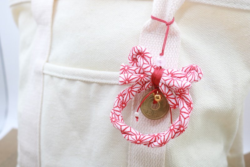 【開運御守】日本手工製作 五圓硬幣 × 紅色縮緬布蝴蝶結 和風飾 - 吊飾/掛飾 - 棉．麻 