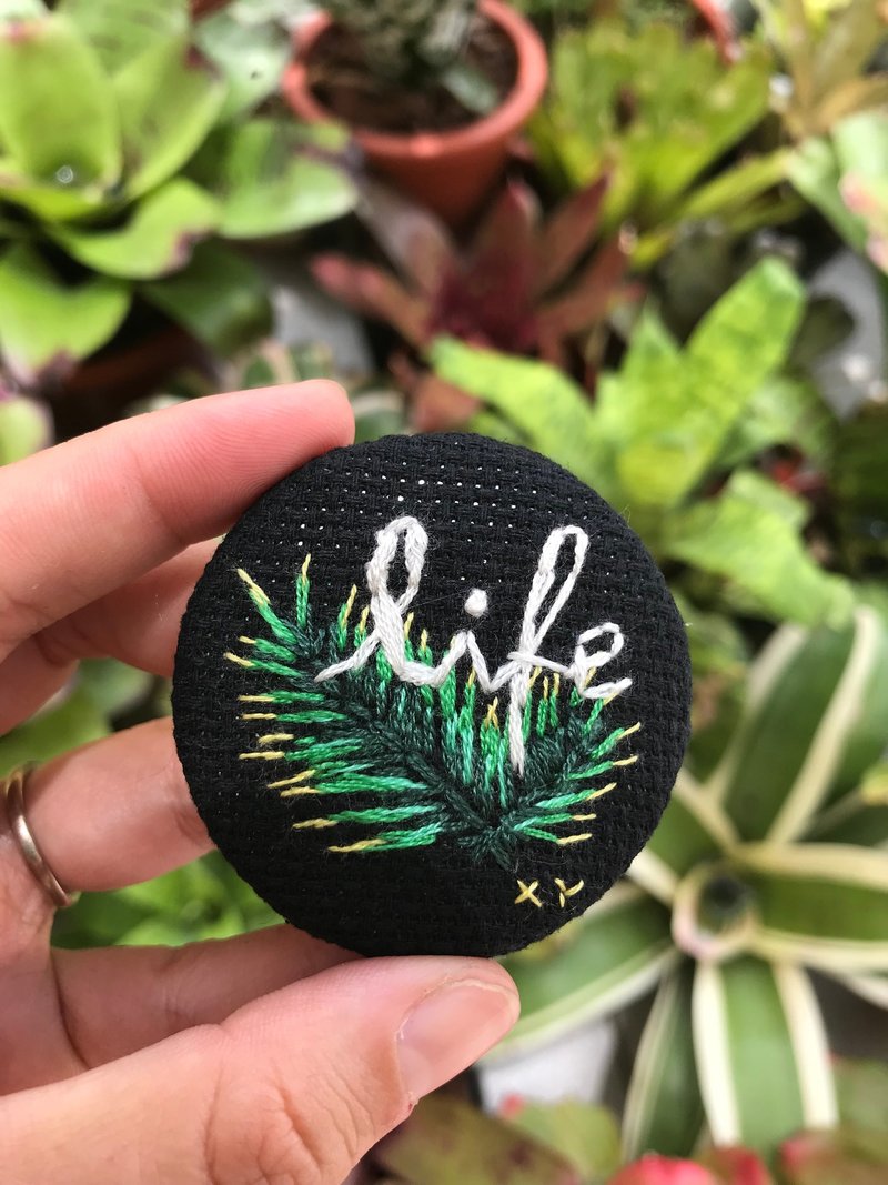 Wednesday 純手工Tropical Plants Handmade 刺繡鈕扣胸針 - 胸針 - 繡線 黑色