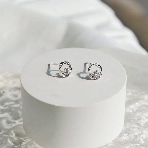 Zuzu Jewelry 扭轉閃耀單鑽 925純銀鍍白k 單鑽純銀耳環