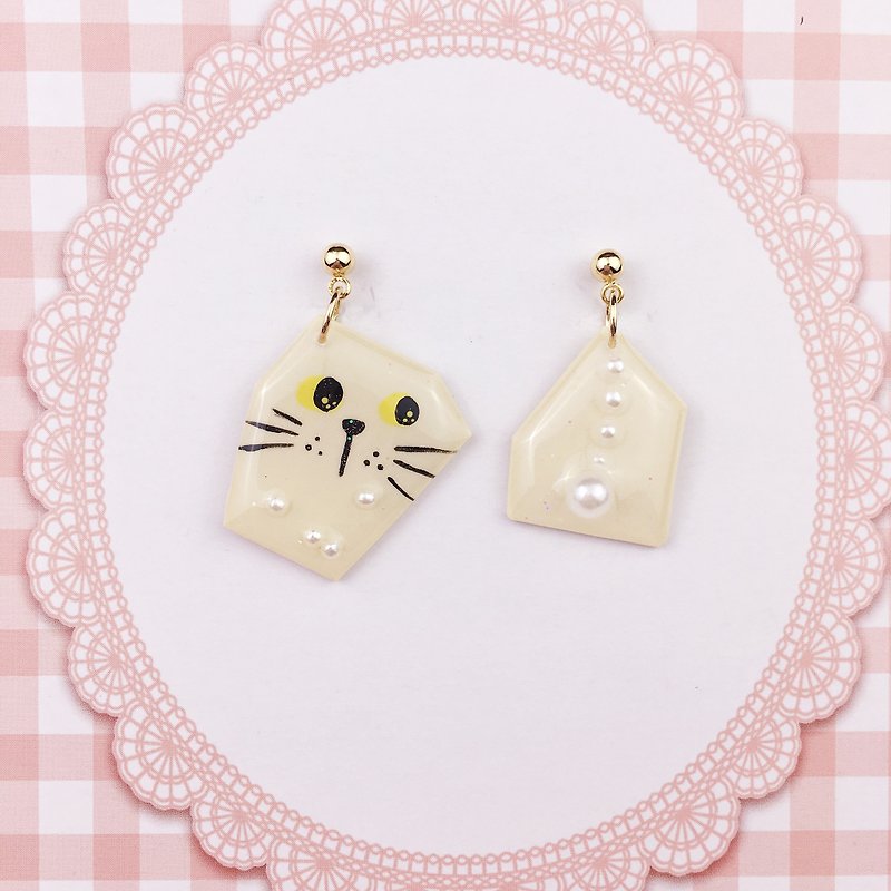 A pair of cream pearl earrings - Earrings & Clip-ons - Resin 