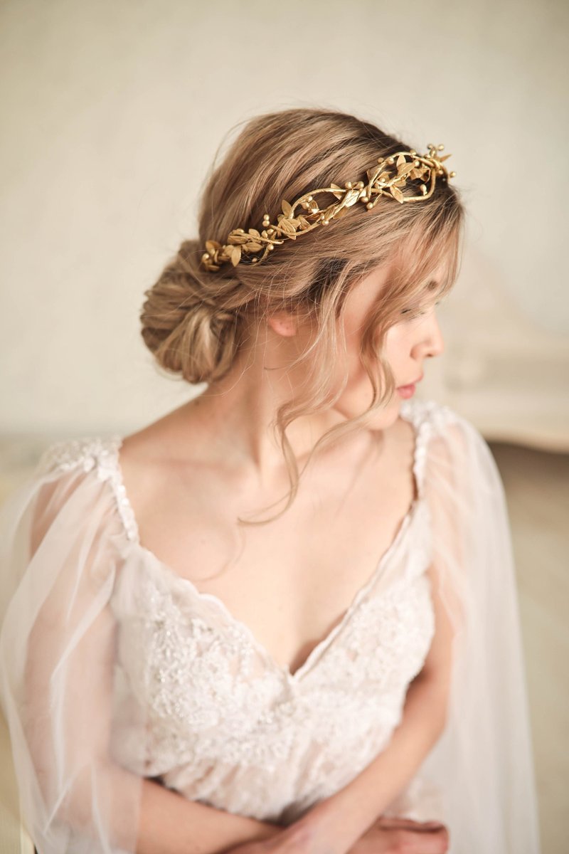 Gold Flower Crown, Gold Flower Tiara, Gold leaf crown, Woodland wedding crown - เครื่องประดับผม - วัสดุอื่นๆ สีทอง