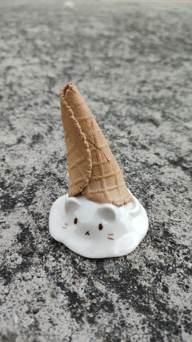 Melted cat ice cream - ของวางตกแต่ง - ดินเผา ขาว