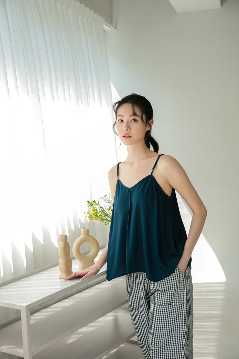 【涼爽素材】天光絲山型可調式肩帶上衣-藍湖/內搭背心/小可愛 - 女裝 背心 - 其他人造纖維 藍色