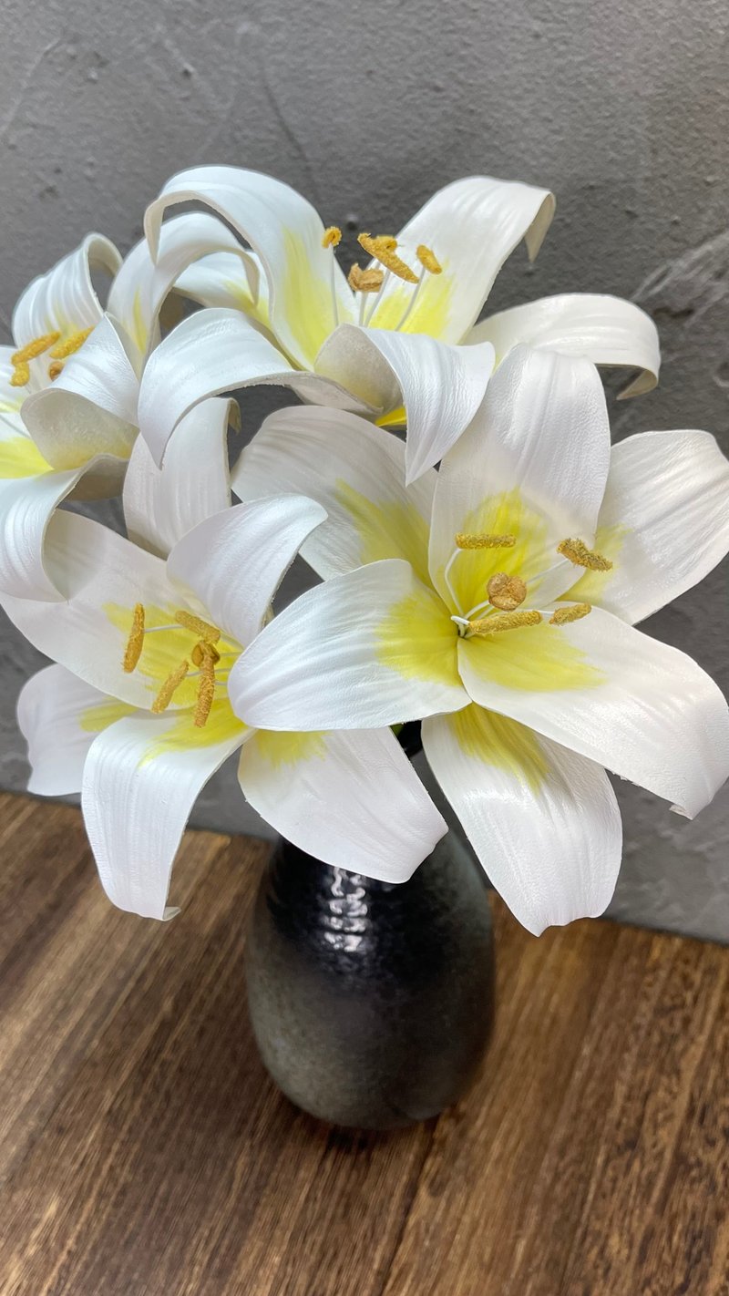皮革百合花【花】 - 擺飾/家飾品 - 真皮 白色