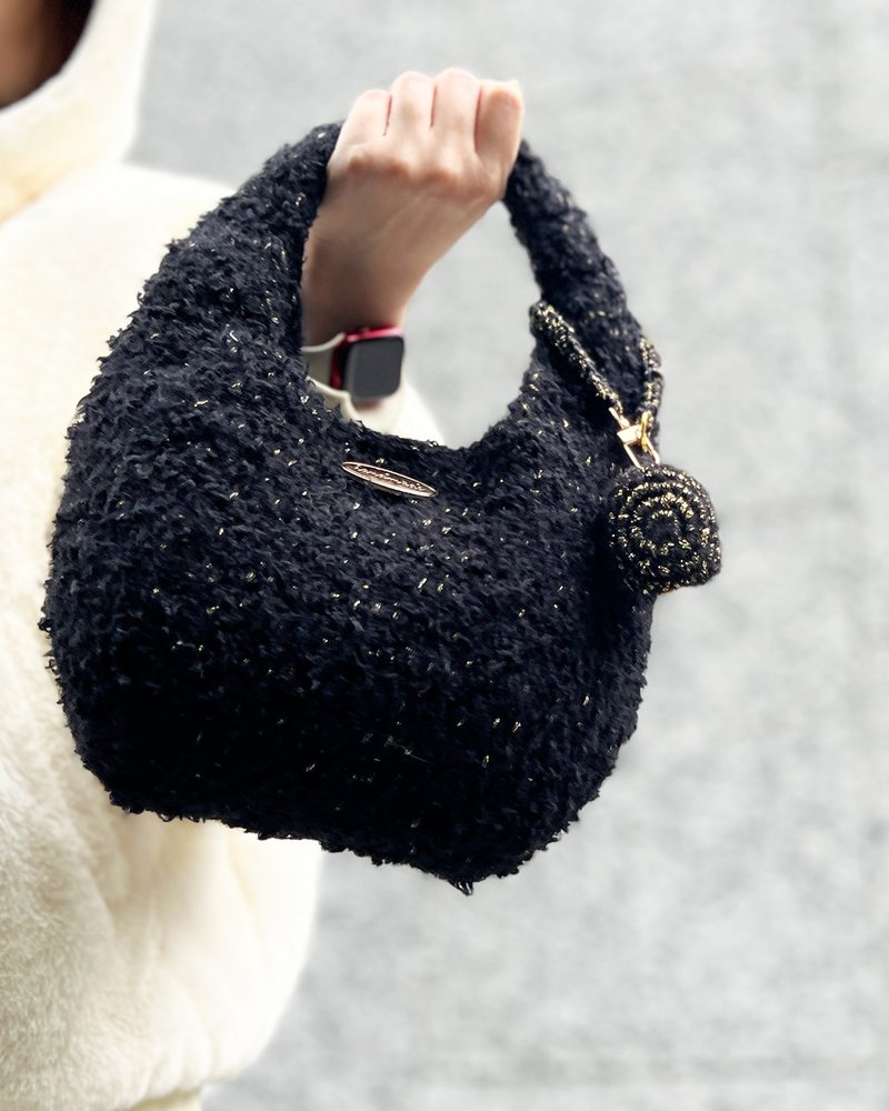 Hook Wrist Bag [Furry Black Gold] Portable/Multiple Bag/Hand Knitted Bag/Wool Warmth - กระเป๋าถือ - ขนแกะ 