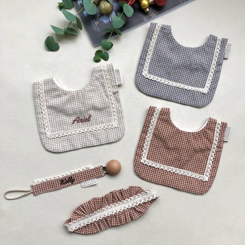 CÔTE À CÔTE 【客製刺繡-彌月禮盒】氣質奶茶 細版蕾絲 口水巾 髮帶