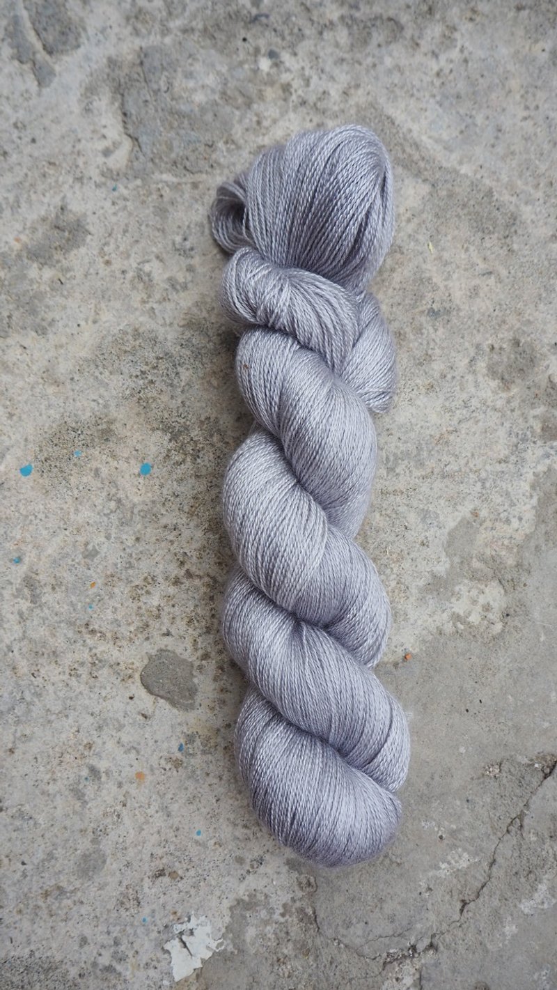 手染蕾絲線。銀灰 (55 BFL/45 Silk) - 編織/刺繡/羊毛氈/縫紉 - 絲．絹 灰色
