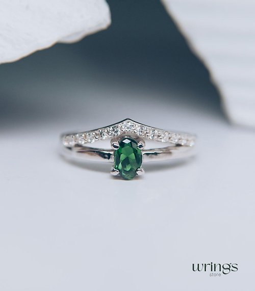 WRINGS 閃亮V型垂直橢圓祖母綠訂婚戒指 女款 配側面仿鑽立方氧化鋯