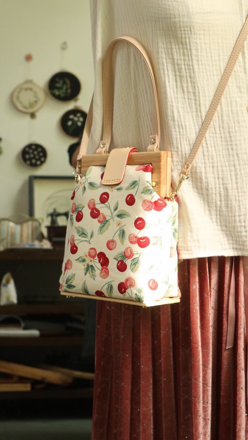Original cherry wood crossbody bag - กระเป๋าถือ - ผ้าฝ้าย/ผ้าลินิน 