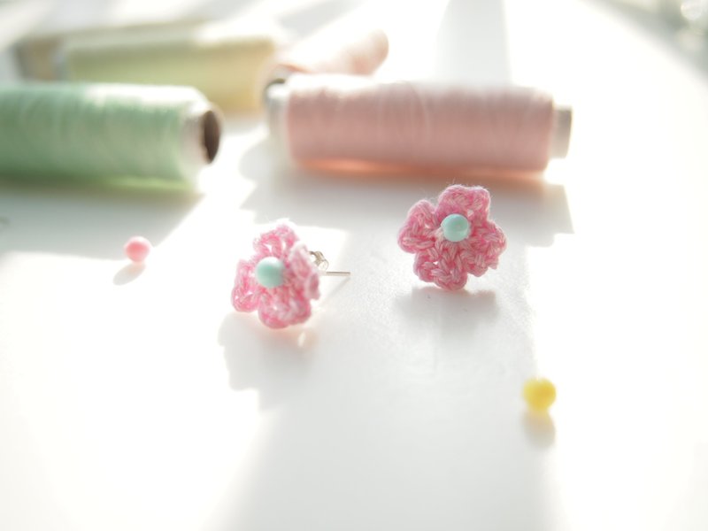 Customized Japanese hand-woven lucky four-leaf clover pink flower earrings - Earrings & Clip-ons - Thread Pink