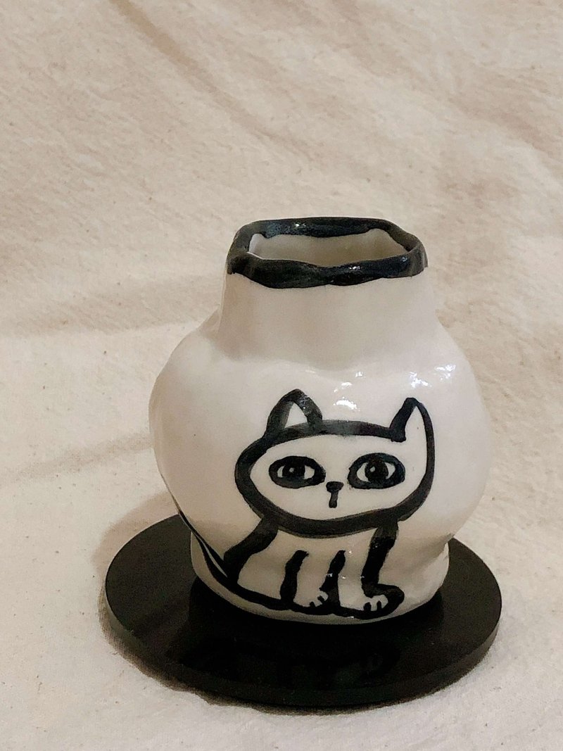 A cat flower pot - ของวางตกแต่ง - เครื่องลายคราม ขาว