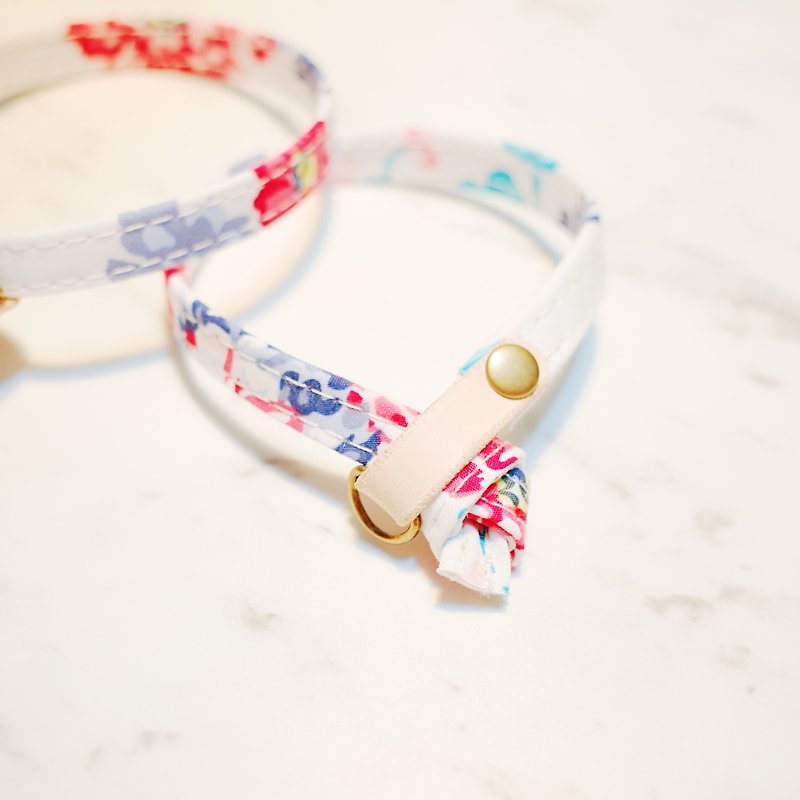 Cat Collars White & Red Flowers with hand print style, included bells - ปลอกคอ - ผ้าฝ้าย/ผ้าลินิน 