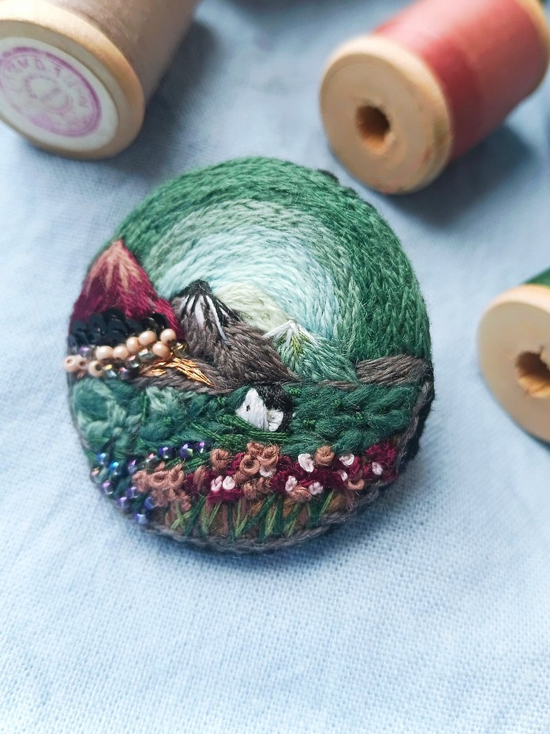 Landscape brooch Tiny landscape Pin Art Gift - 胸針/心口針 - 繡線 藍色