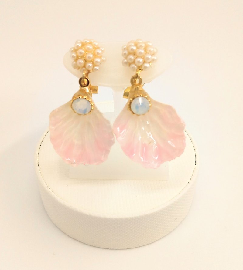 Flower clip on earrings Free shipping Handmade With box For gift - ต่างหู - พลาสติก สึชมพู