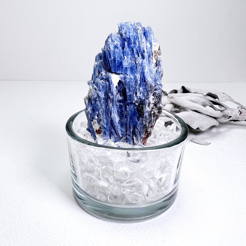 燦然。水晶盆栽 組合 一圖一物  l 藍晶石共生白水晶石榴晶原礦 l - 擺飾/家飾品 - 水晶 藍色