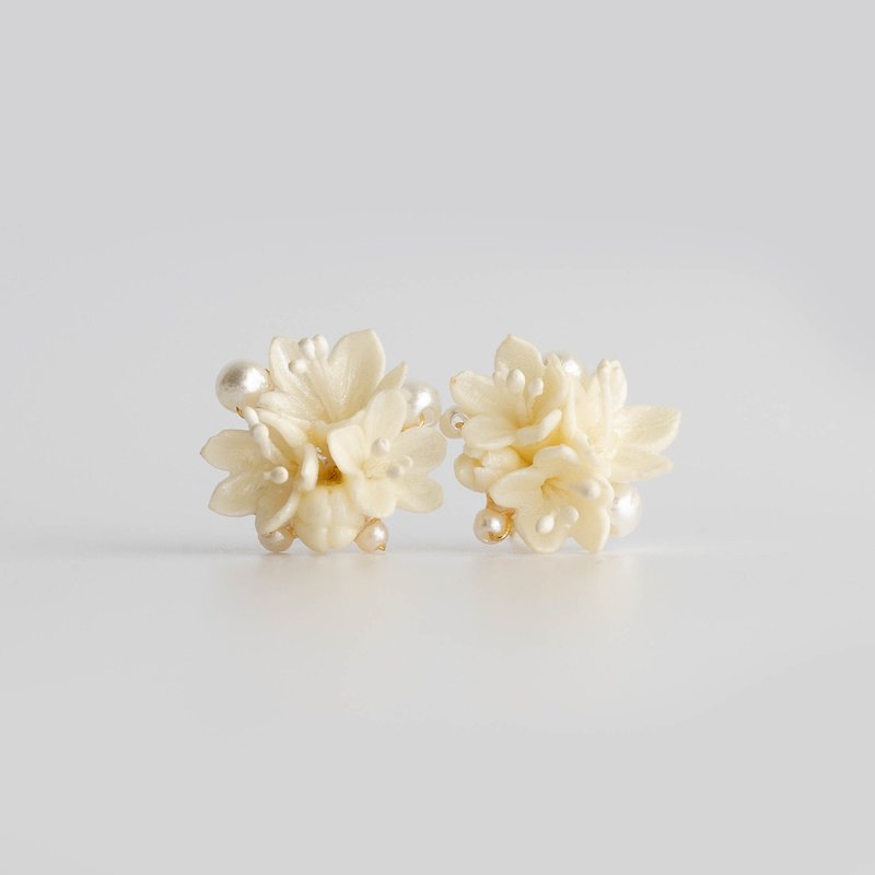 Bouquet earrings/pure white/Japanese floral resin clay handmade earrings - ต่างหู - พืช/ดอกไม้ ขาว
