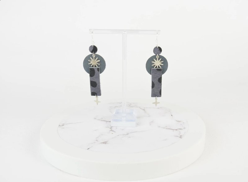 Statement Earrings Silver & Grey Calf Hair Genuine Recycled Leather - 耳環/耳夾/耳骨夾 - 真皮 灰色