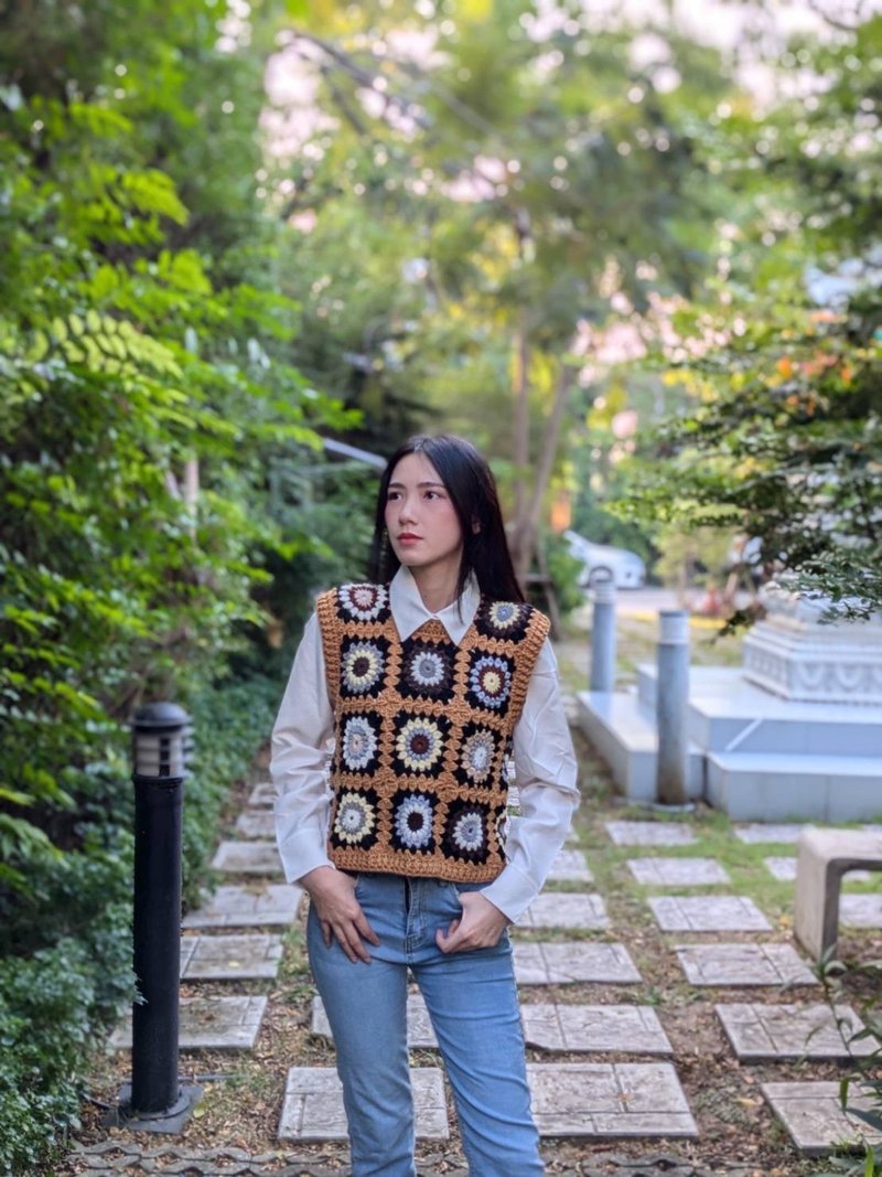 Women's Granny Squares Oversized Sleeveless Crochet Vest Bohemian Style - 背心/無袖上衣 - 棉．麻 咖啡色