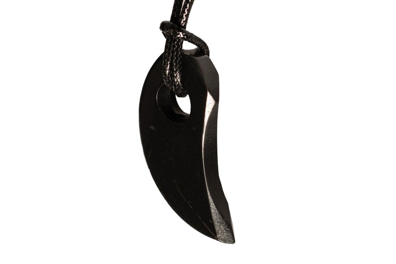 Shungite stone necklace Wolf Tooth - 項鍊 - 石頭 黑色