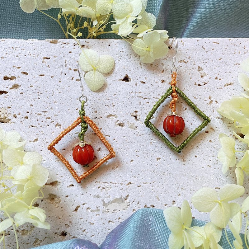 オレンジレッドアゲートかぼちゃ型ビーズとスクエアフレームのバイカラーS925シルバーピアス - ピアス・イヤリング - 翡翠 レッド