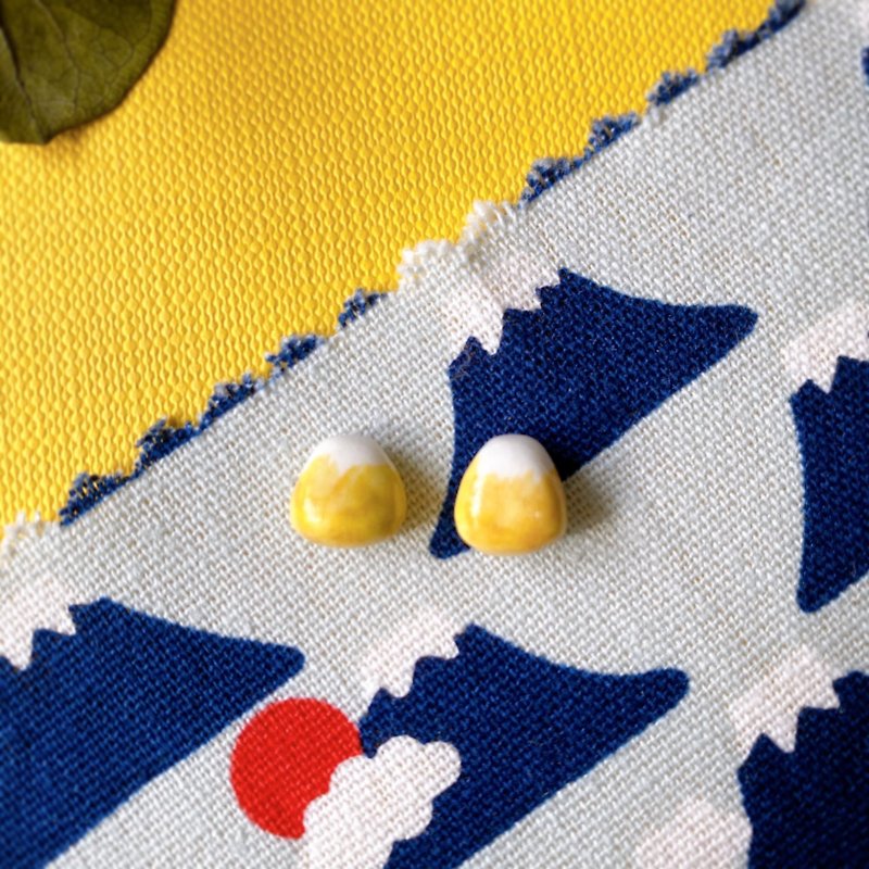 [Handmade by Ceramic Artist] Handmade White Porcelain On-Ear Earrings from Little Mount Fuji in Clear Yellow - ต่างหู - เครื่องลายคราม สีเหลือง