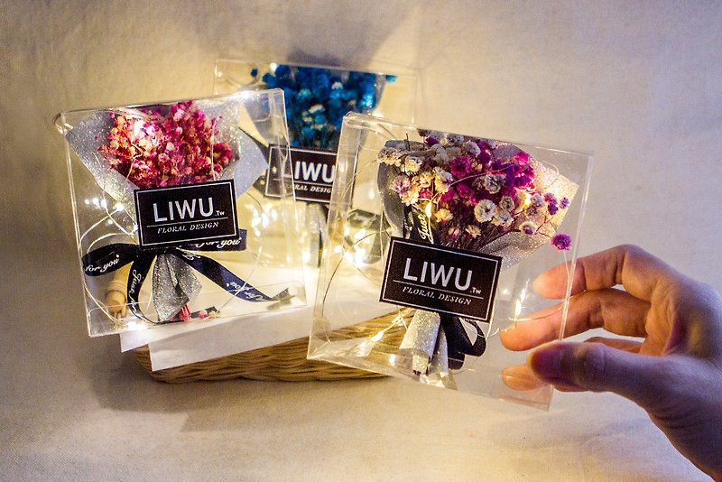 LIWU sparkling dry flowers and gypsophila small bouquet (transparent box-with string lights) Valentine's Day and Birthday - ช่อดอกไม้แห้ง - พืช/ดอกไม้ หลากหลายสี