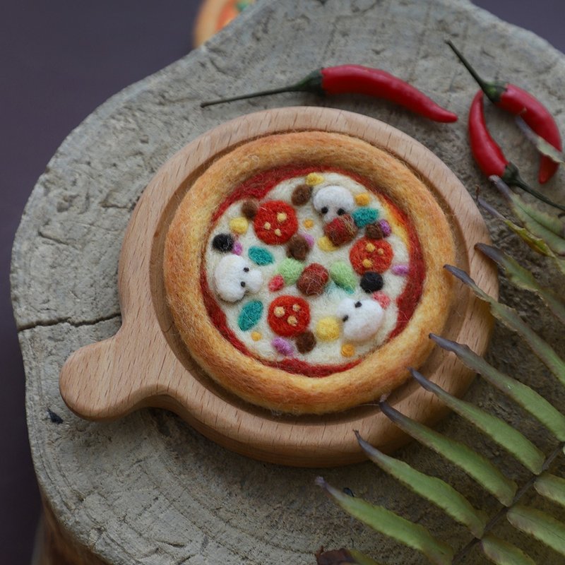 Wool felt hand-made pizza supreme pizza food brooch/pin/magnet/fridge magnet/hairpin hair accessories - ของวางตกแต่ง - ขนแกะ สีเหลือง