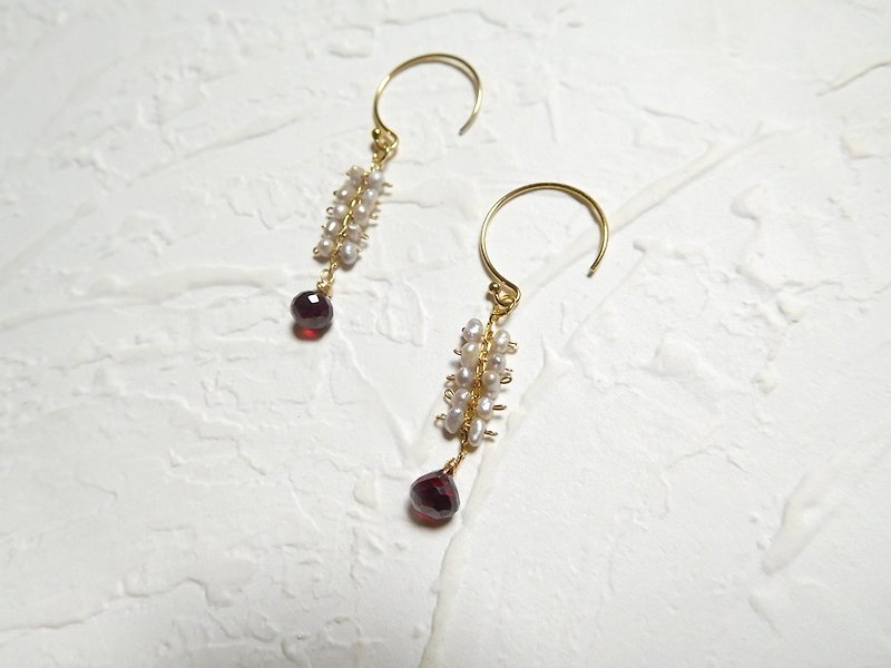Bag 14K little circle C Garnet Pearl Earring shaking (January Birthstone) - Earrings & Clip-ons - Other Materials Red