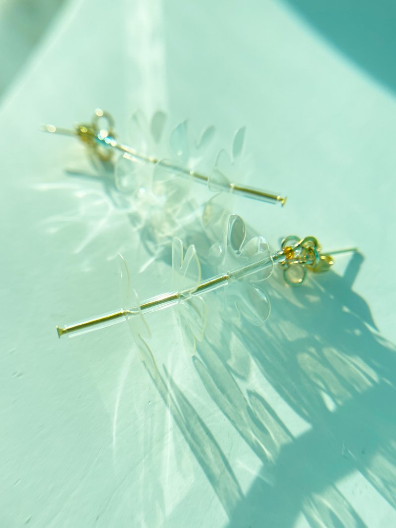 花花透明珠片耳環 - 耳環/耳夾/耳骨夾 - 塑膠 白色