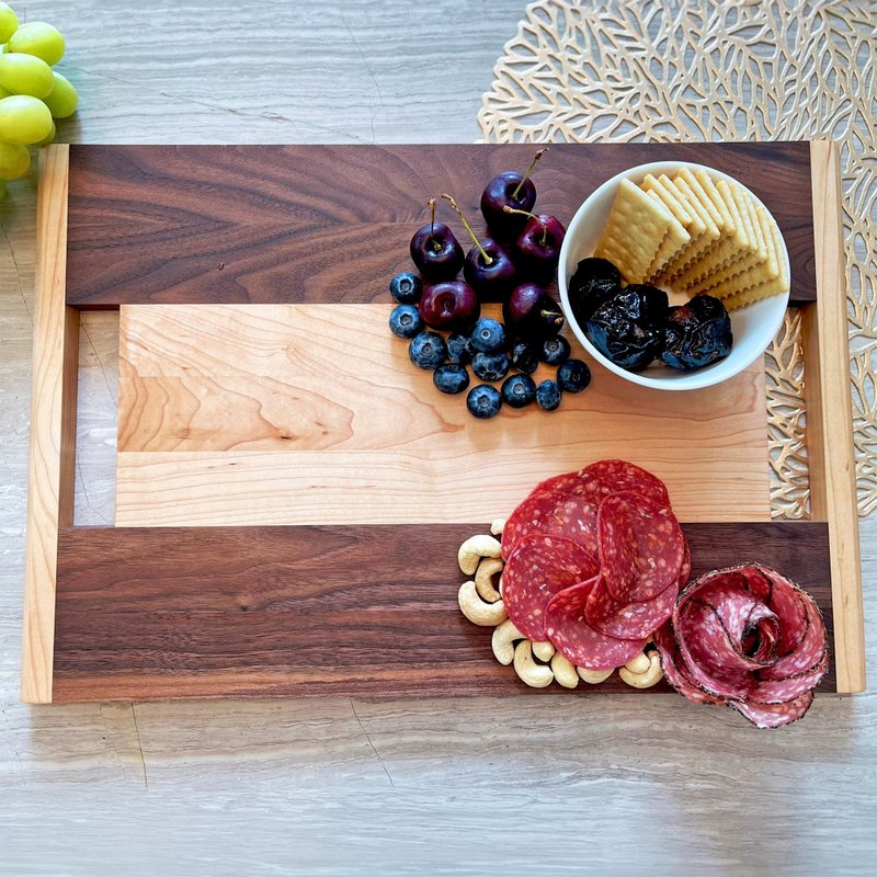 Designed in New York North American Hardwood Cutting Board - ถาดเสิร์ฟ - ไม้ สีนำ้ตาล