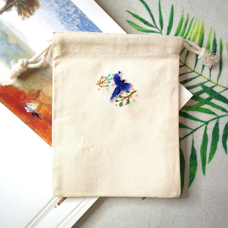Taiwan Blue Magpie Embroidered Watercolor Canvas Drawstring Pouch - Endemic to Taiwan - กระเป๋าหูรูด - ผ้าฝ้าย/ผ้าลินิน สีน้ำเงิน