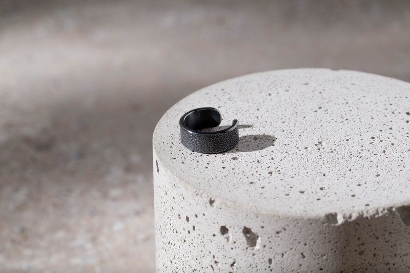 炭墨黑 革紋純銀耳扣 Emboss Texture Silver EarCuff - 耳環/耳夾/耳骨夾 - 純銀 黑色