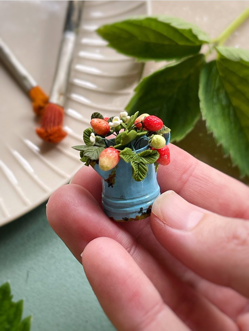 Miniature vintage jug with a strawberry bush - 公仔/玩偶 - 其他材質 多色