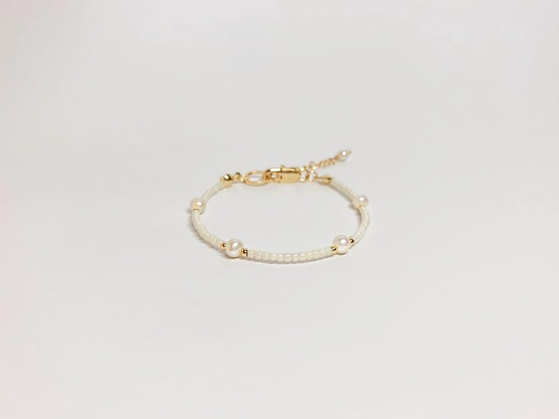 14kgf pearl bracelet_ Moon Lake - สร้อยข้อมือ - ไข่มุก ขาว