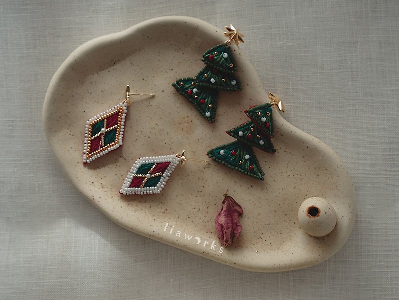 Hand embroidered earrings/original design/Christmas/New Year - ต่างหู - ผ้าฝ้าย/ผ้าลินิน 